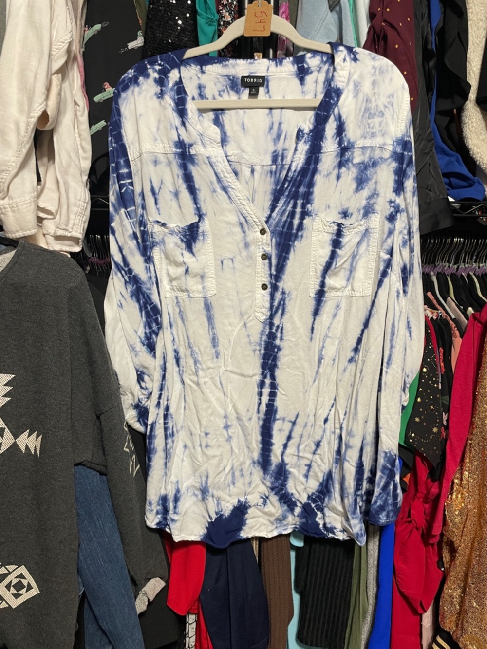 #547 size 5 Torrid Women's Blue Tie-Dye Henley Top